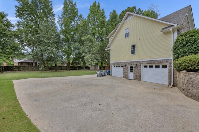 Building Photo - 512 Roundabout Dr