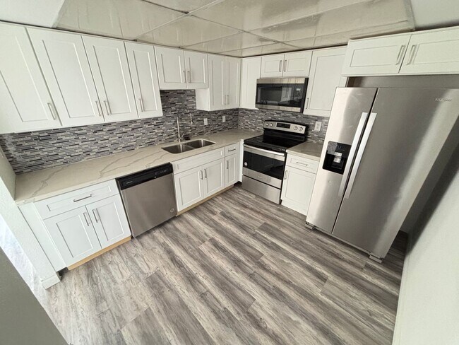 Building Photo - Stunning 2-Bed, 2-Bath High-Rise Residence...