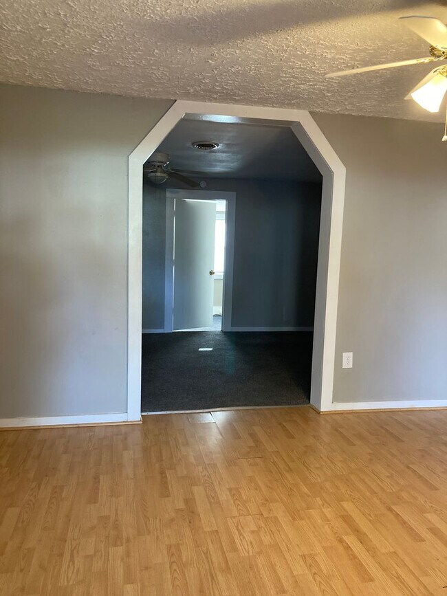 Foto del edificio - Spacious 5 bedroom 2 bath Southside Muncie
