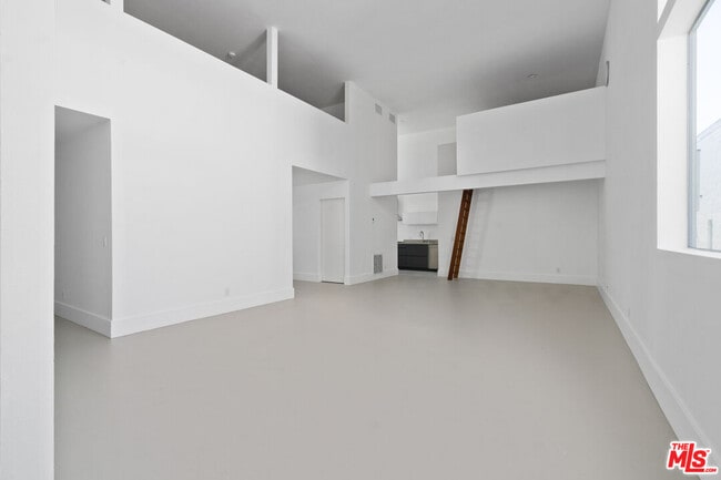 Building Photo - 558 Rose Ave