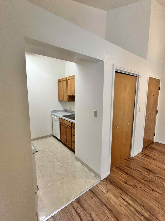 Foto del edificio - Perfect 1 bedroom 1 bath 6th & Hays Downto...