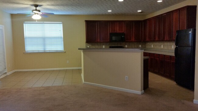 Foto del edificio - Swim Community - 4bd x 2 1/2bth w/2 Car Garage  (181 Bus Route) no sec 8
