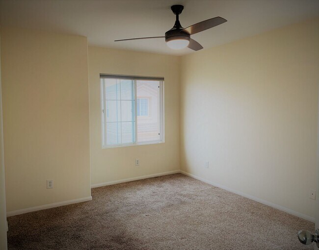 Building Photo - 2 Bed/2.5 Bath Beach Townhome - Just 2 blo...