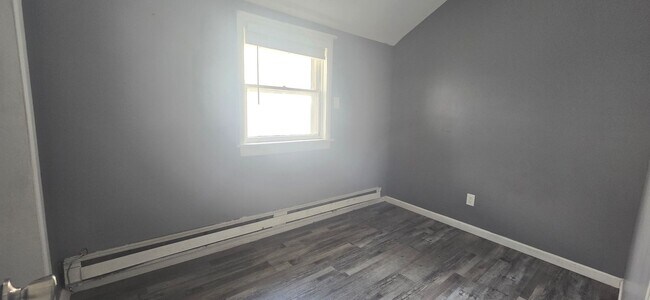 Building Photo - Beautiful 3/4 bedroom, 1 Bath