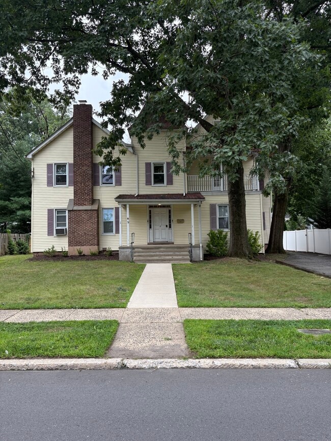 Building Photo - 19 Essex Ave