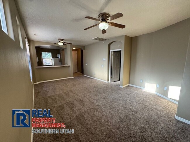 Building Photo - Beautiful 2 Bed Duplex in Coral Canyon