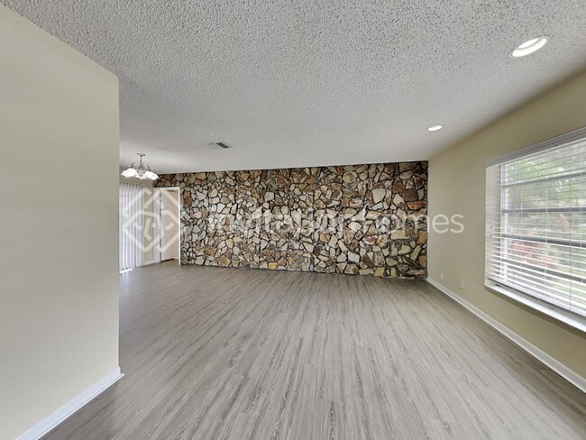 Building Photo - 951 SW 69th Ave