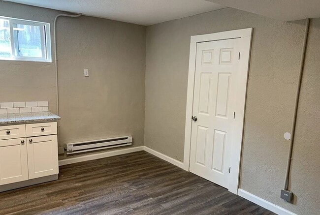 Foto del edificio - Live Steps from Sloan’s Lake – Beautiful 2 Bed, 1 Bath Garden-Level Apartment!