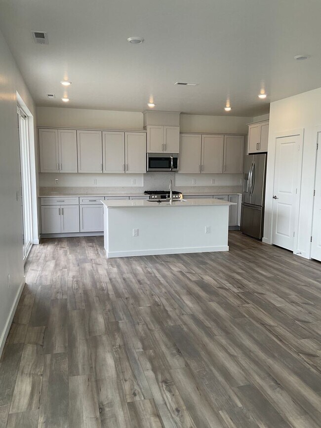 Building Photo - PRICE DROP!  Enjoy this New home in Eagle Ridge!