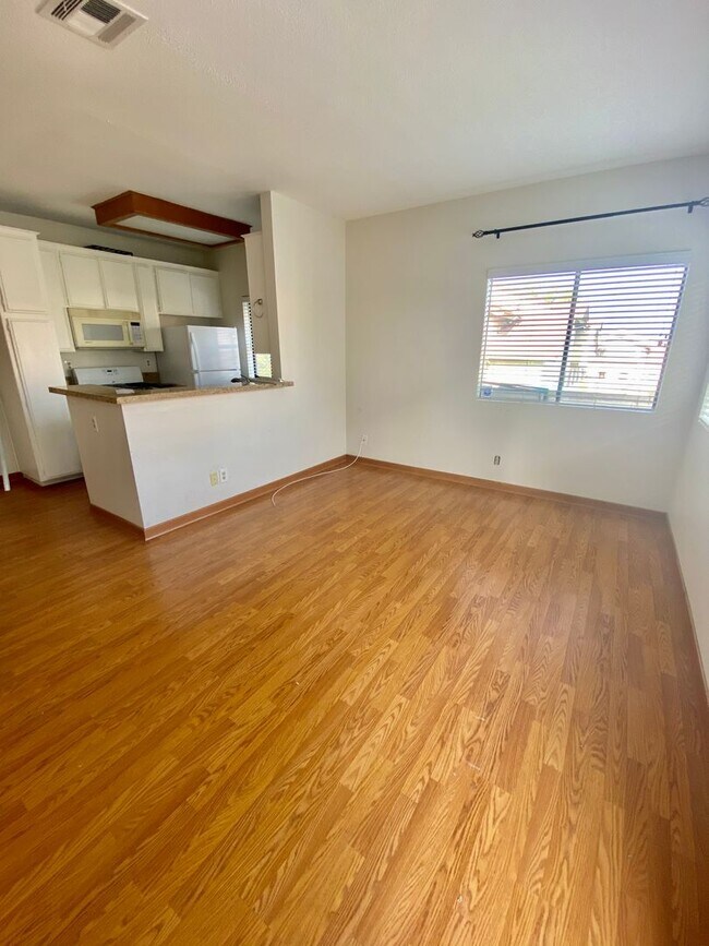 Building Photo - Thousand Oaks- Three Bedroom Condo
