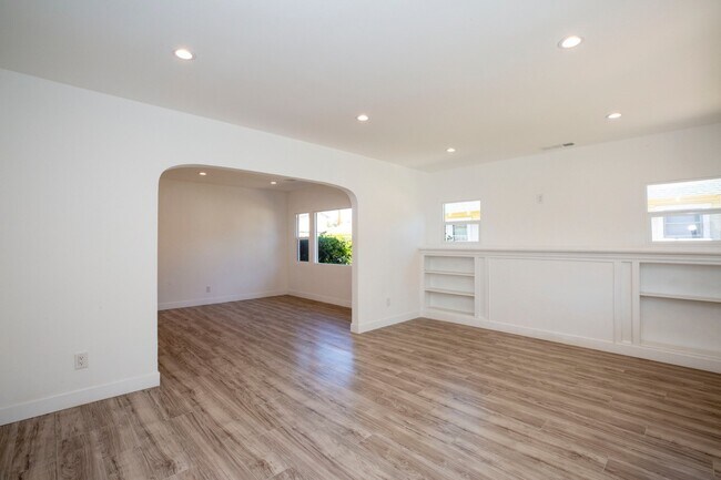 Building Photo - 659 W Wilson Ave
