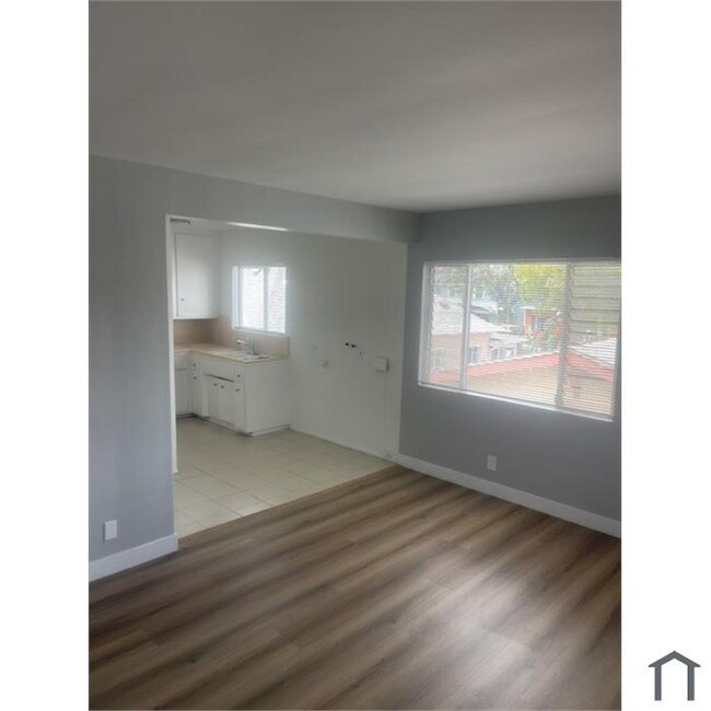 Foto del edificio - 1360 W 38th St