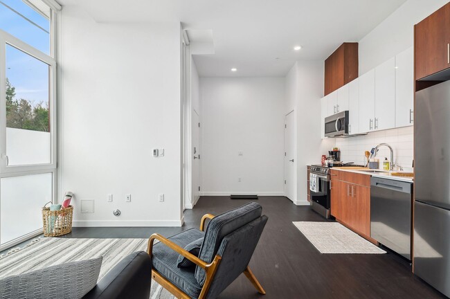 Building Photo - Spacious 1 Bed, 1 Bath Apartment with High...