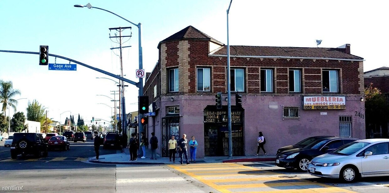 Foto del edificio - 2411 E Gage Ave