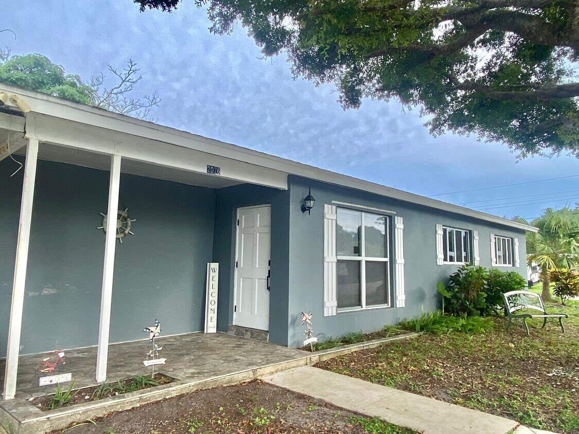 Foto principal - 2076 7th Ave SW