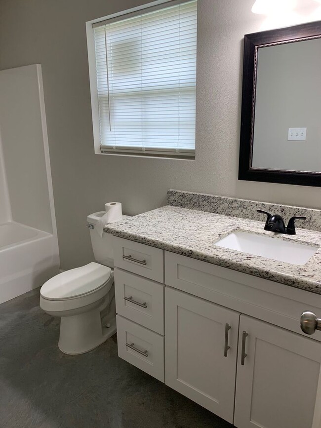 Building Photo - 2 bedroom 2 bathroom duplex