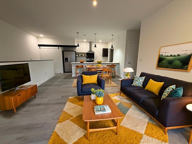 Puerta de granero, sala de estar, cocina - Point Gardens Apartments