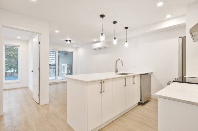 Building Photo - 141 Av. Duranceau