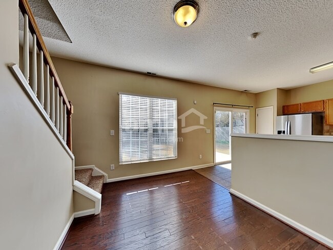 Building Photo - 136 N Honey Springs Ave