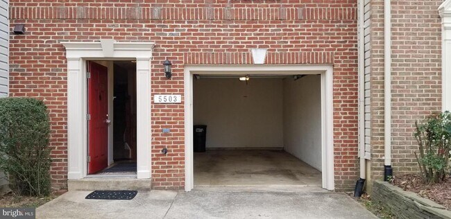 Foto del edificio - 5503 Sacramento Mews Pl