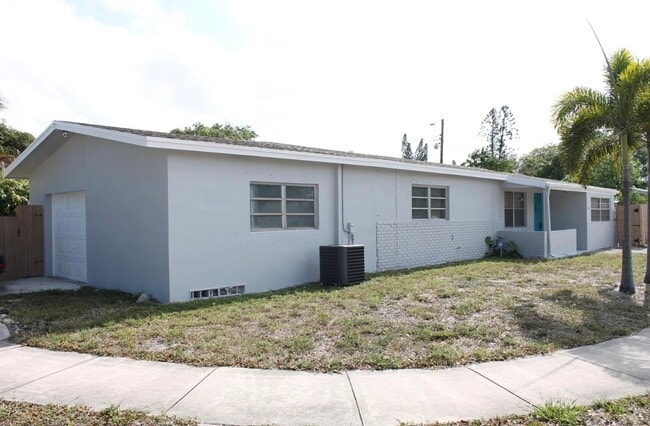 Building Photo - 320 NE 26th St