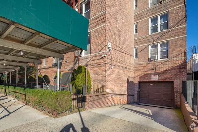 Foto del edificio - 3203 Nostrand Ave