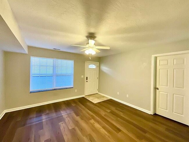 Foto del edificio - 818 Elm Way Ct