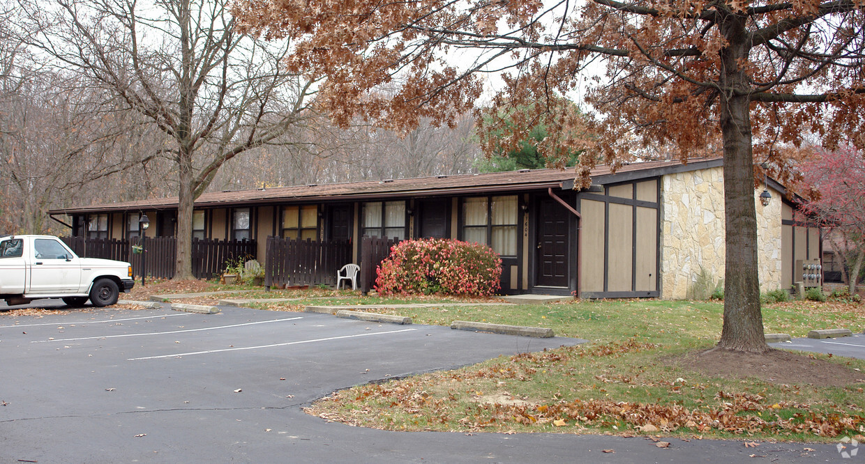 Primary Photo - Chelsea Court Apartments