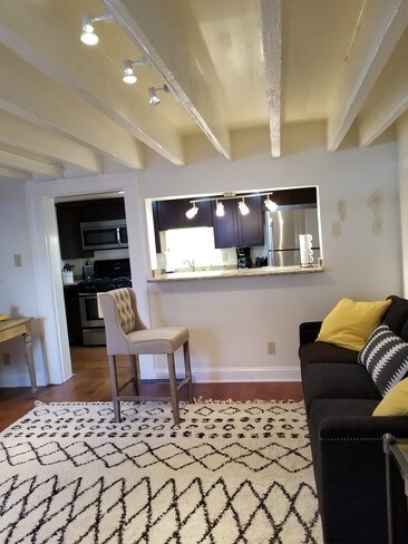 Six minute walk to Med School - 20 St Louis Pl