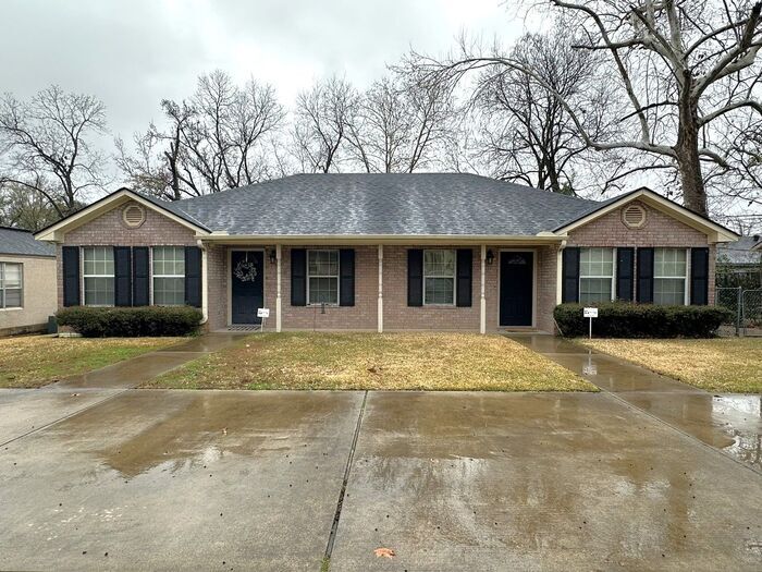 Primary Photo - Tour Today! 2 Bedroom 2 Bath Duplex in Cen...