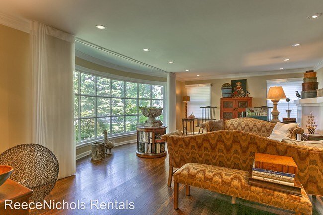 Building Photo - 3 br, 2.5 bath House - 3821 W 65th Terrace