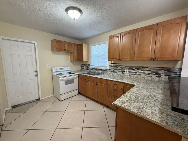 Foto del edificio - home for rent in South St. Pete