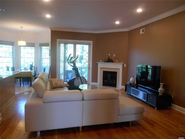 Foto del edificio - 28 Hathaway Ln