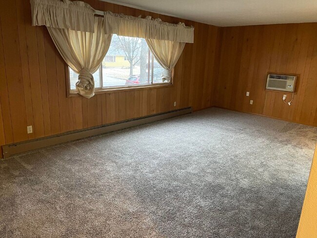 Foto del edificio - APPLICATION PENDING -- Massive 2 Bed/1 Bat...