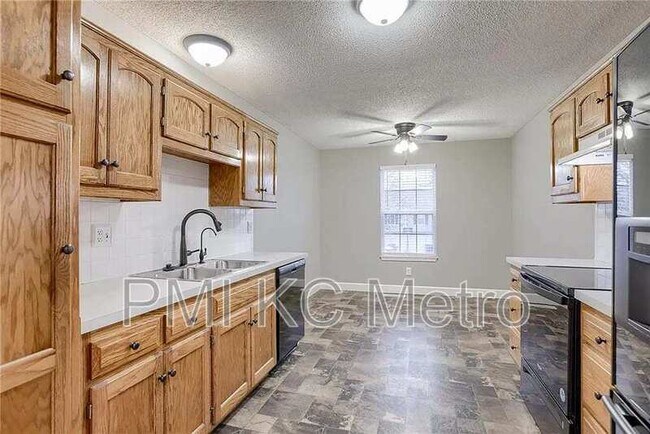 Foto del edificio - 15006 Kelly Dr