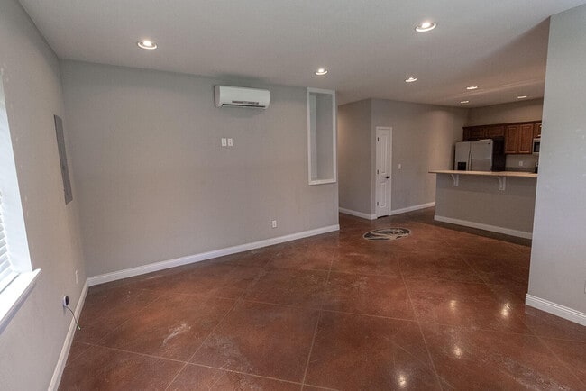 Building Photo - 1413 Paris Rd