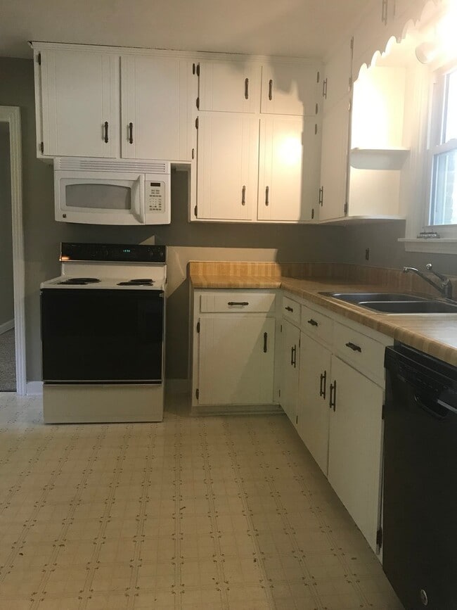 Building Photo - 3 Bedroom Pet Friendly Home For Rent!
