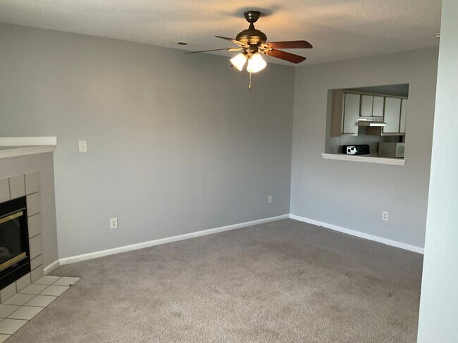 Foto del edificio - Charming two bedroom two and a half bath town home that is centrally located! Minutes to Camp Lej...