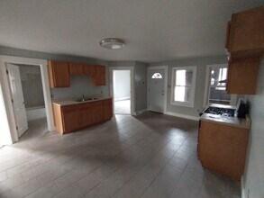 Building Photo - 68 Lyons St