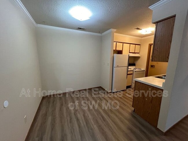 Building Photo - 727 E Bain