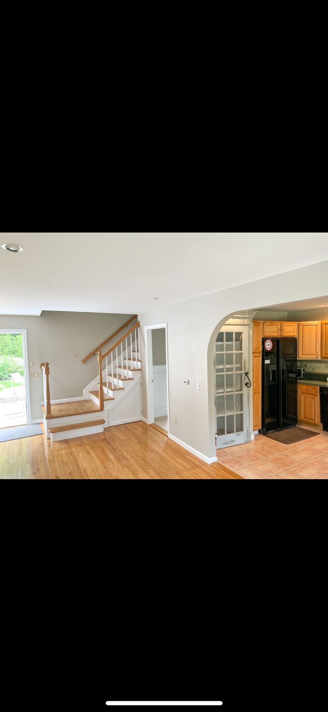 61 Wading River Rd Center Moriches, NY 11934 Alquileres en Center