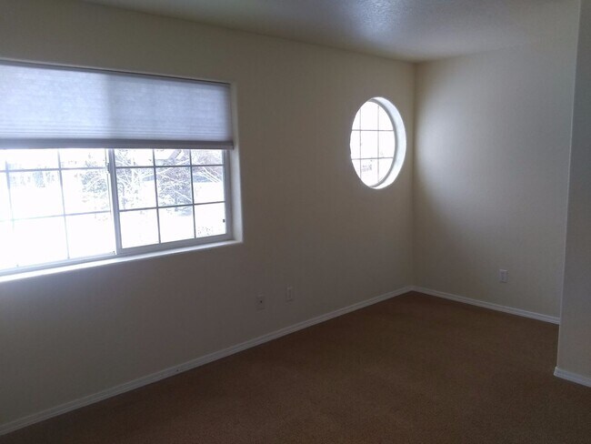 Foto del edificio - 2bd/1.5 bath W/D  cute townhome