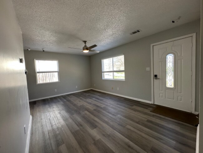 Building Photo - 4917 Vista St