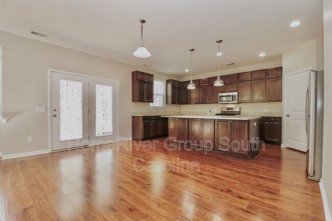 Building Photo - 517 Man O War Ln