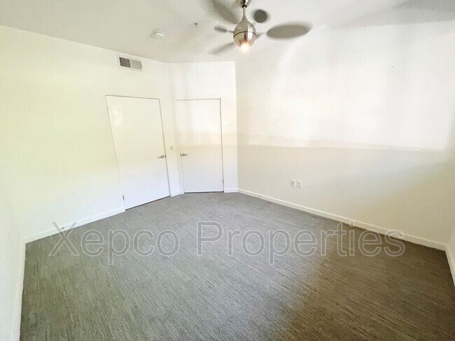 Building Photo - 880 E Palm Canyon Dr