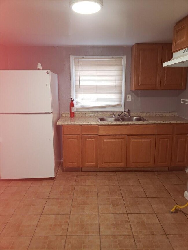 Building Photo - 2/3 bedroom apartment