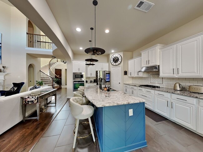 Foto del edificio - A Stone Hollow Showstopper: Grand Design, Gourmet Kitchen & Outdoor Living