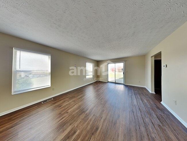 Foto del edificio - 5143 Christopher Dr