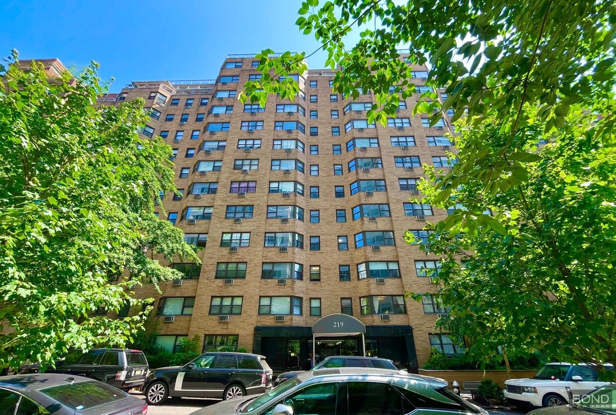 Primary Photo - 219 E 69th St