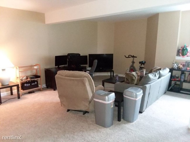 Building Photo - 1 br, 1 bath Apartment - 3633 Wedgewood Drive